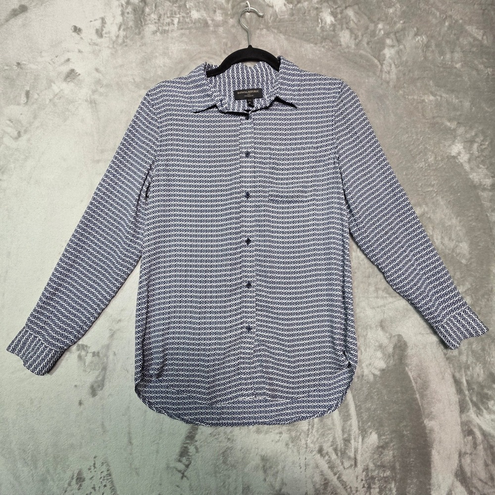 Banana Republic Boyfriend Fit Navy Geometric Chevron Button Down Shirt Petite S